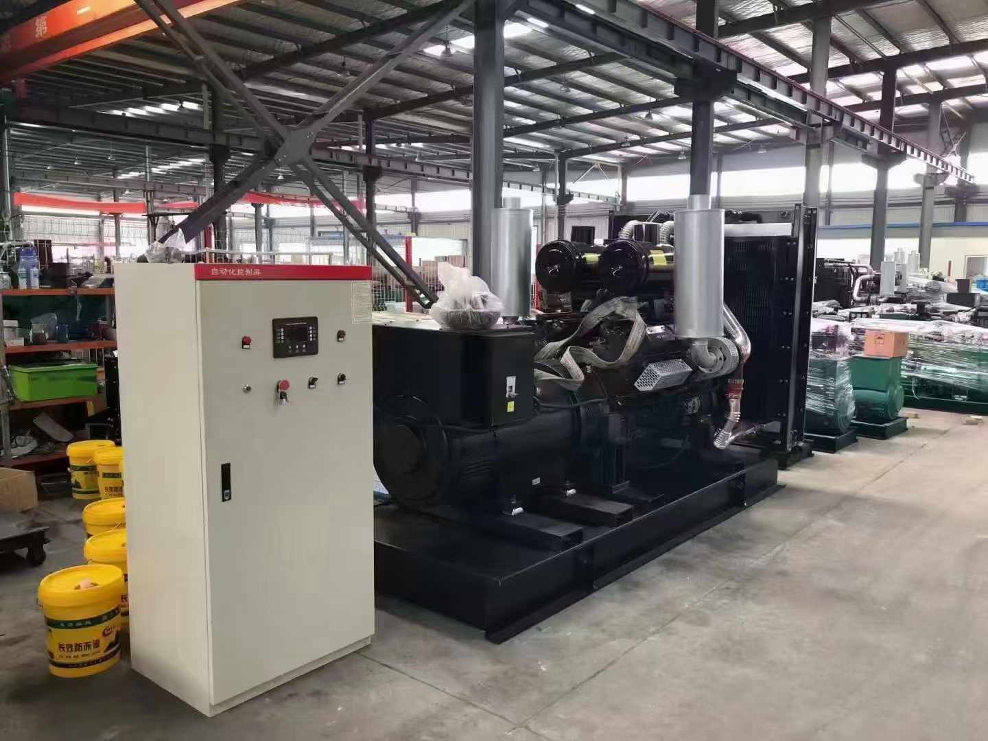 东城街道柴油发电机运行时的噪音和振动水平如何？